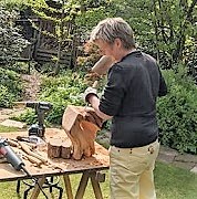 Karin Otten beim Modellieren eines Holzblocks