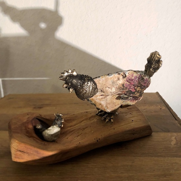 Gesamtansicht von Hühner aus Bronze und Feuerstein auf Lärche