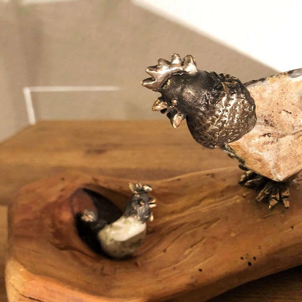 Hühner aus Bronze und Feuerstein auf Lärche