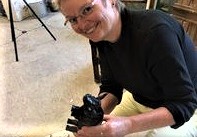 Karin Otten lächelt beim Modellieren eines Stieres