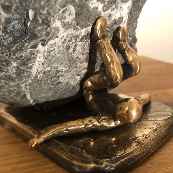 Kleine Bronzeskulptur Sisyphus auf dem Rücken