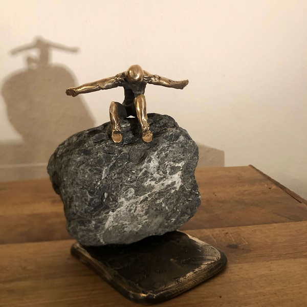 Kleine Bronzefigur Sisyphusarbeit