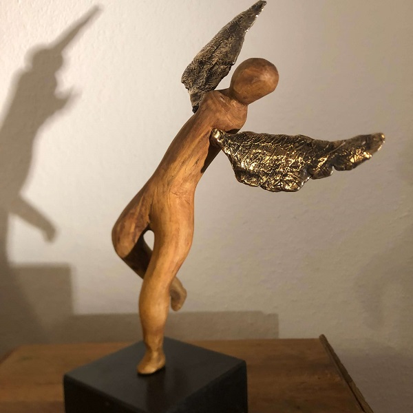 Tanzender Engel aus Walnuss mit Bronzeflügeln