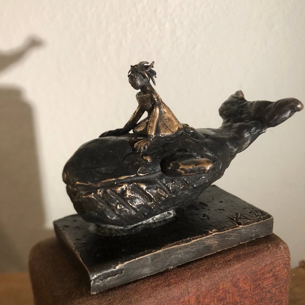 Bronzeskulptur eines Whaleriders auf Tropenholz